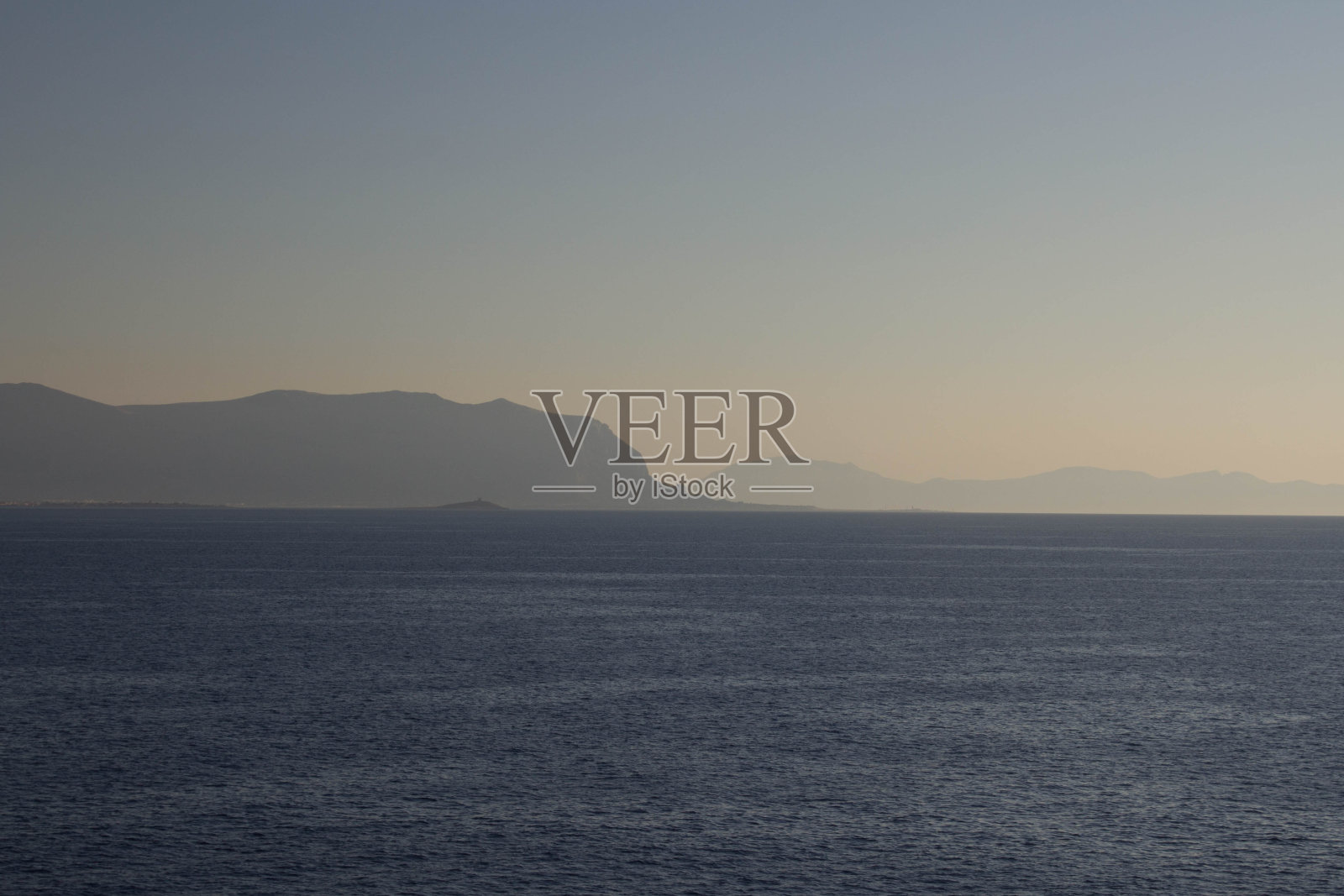 意大利西西里岛以海岬为背景的海岸照片摄影图片