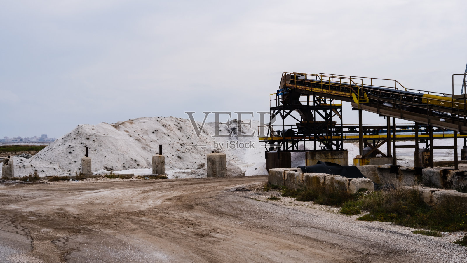 Margherita di Savoia的盐田。阿普利亚,意大利。盐处理。照片摄影图片