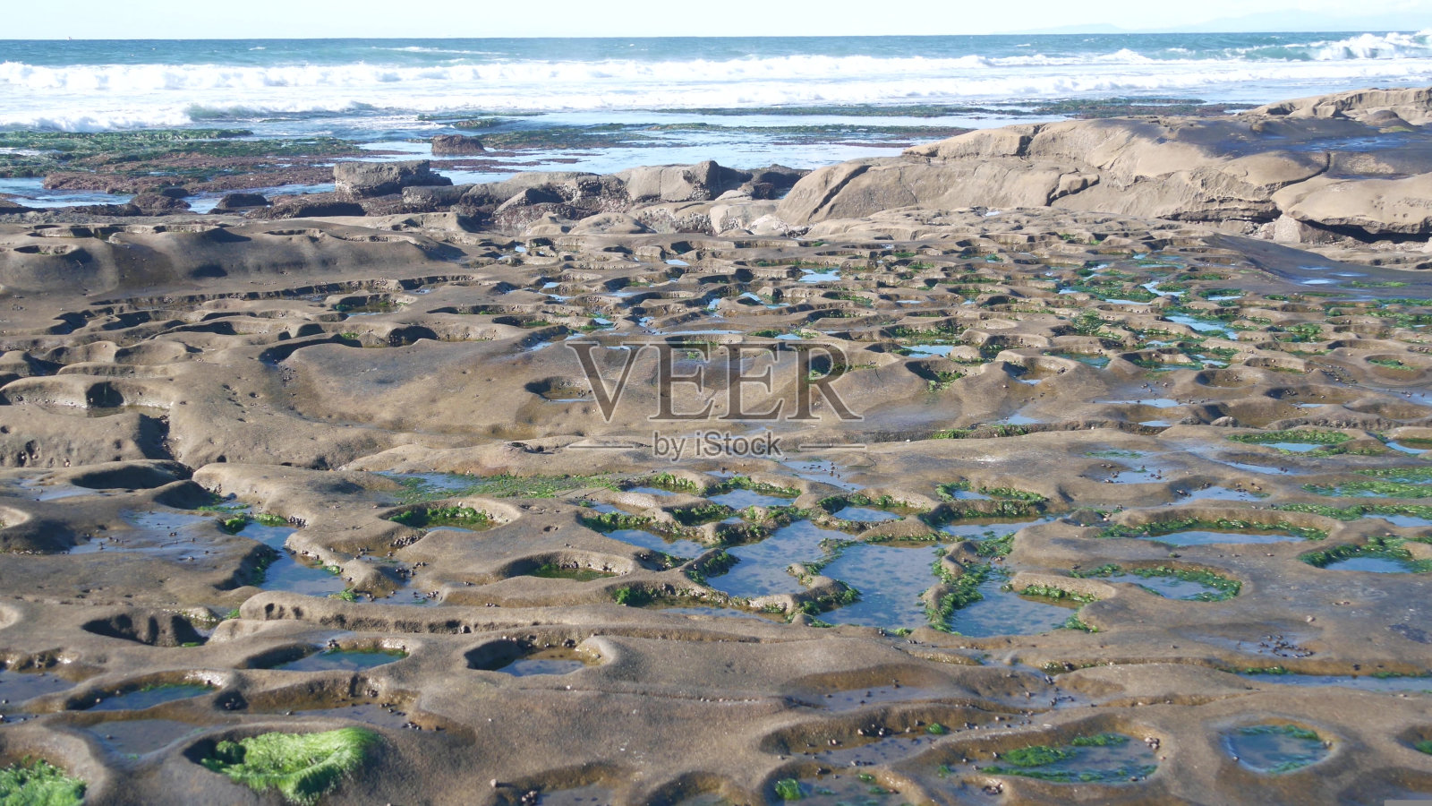 加州侵蚀潮池岩层。滨海潮间带潮池带照片摄影图片