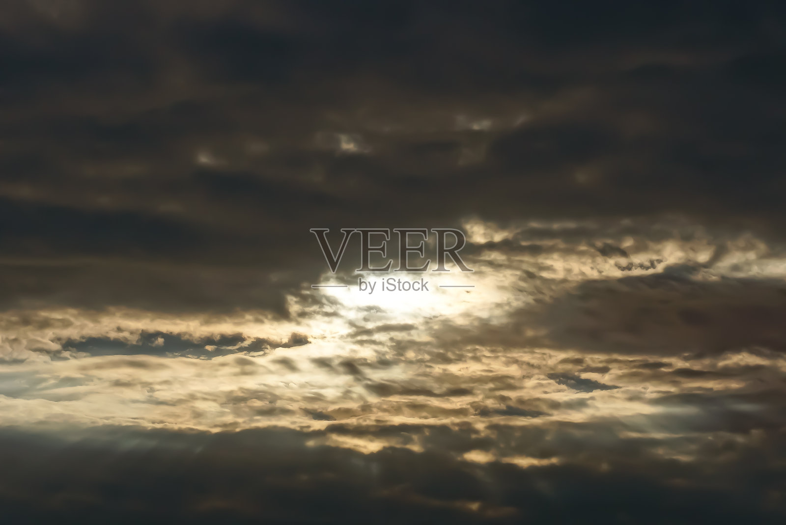 灰色和黑色的云在傍晚的天空照片摄影图片