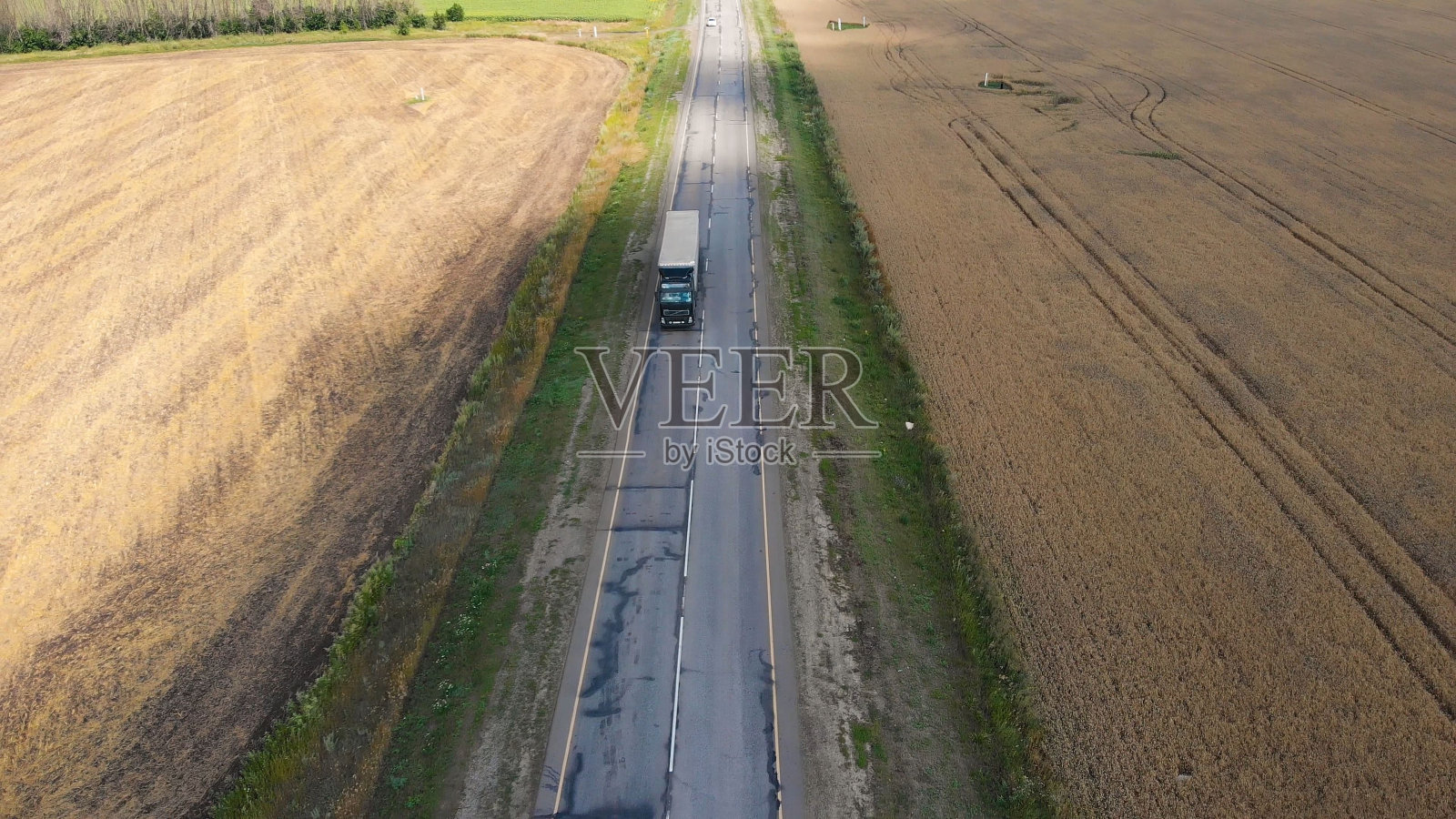 谷物田:谷物田高速公路。卡车的移动在这个国家照片摄影图片