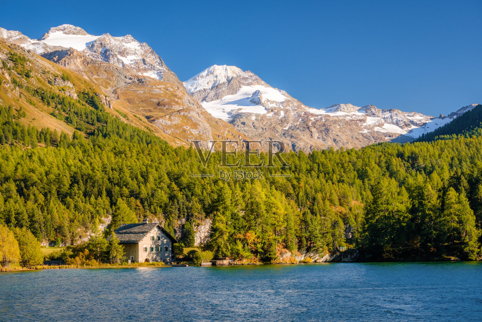 9月，锡尔斯湖(瑞士，Grisons)上的石头房子照片摄影图片