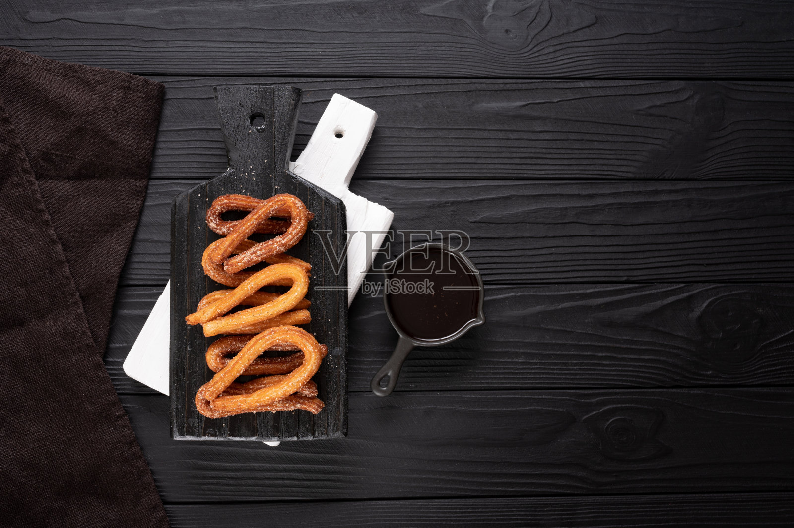 黑色木制乡村背景的自制巧克力油条。照片摄影图片