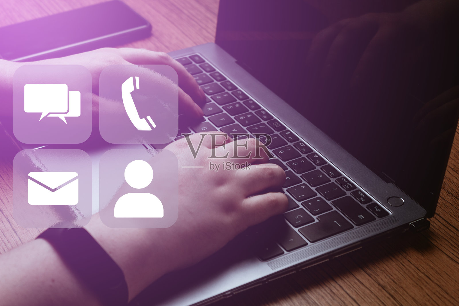 女商人使用笔记本电脑全息图图标。照片摄影图片