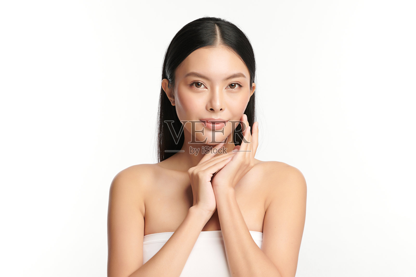 美丽年轻的亚洲女性与干净清新的皮肤在白色的背景，脸部护理，面部治疗，美容，美容和水疗，亚洲女性肖像。照片摄影图片