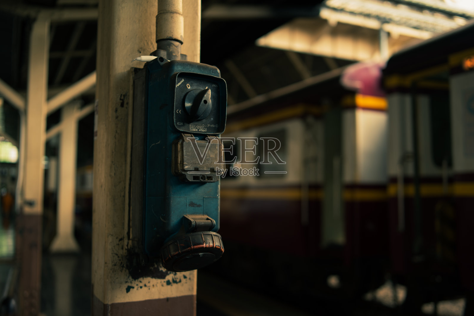 心情和色调电影院在华兰芳火车站曼谷的主要火车站计划一个快乐的假日假期。Bangkok.Thailand-25.07.2022照片摄影图片