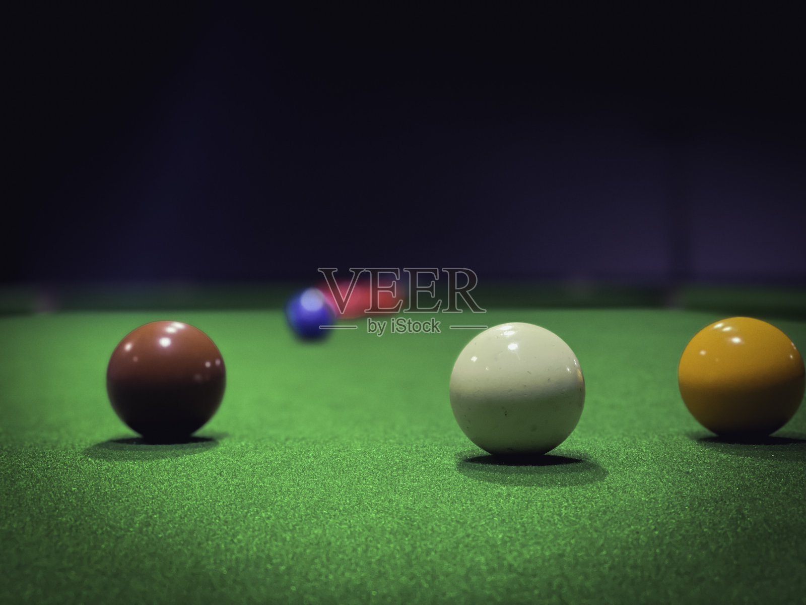 生活就像一架斯诺克，你只需要把每一个球放好，然后把它扔进锅里，最重要的是，你应该在同一时间打得安全。照片摄影图片