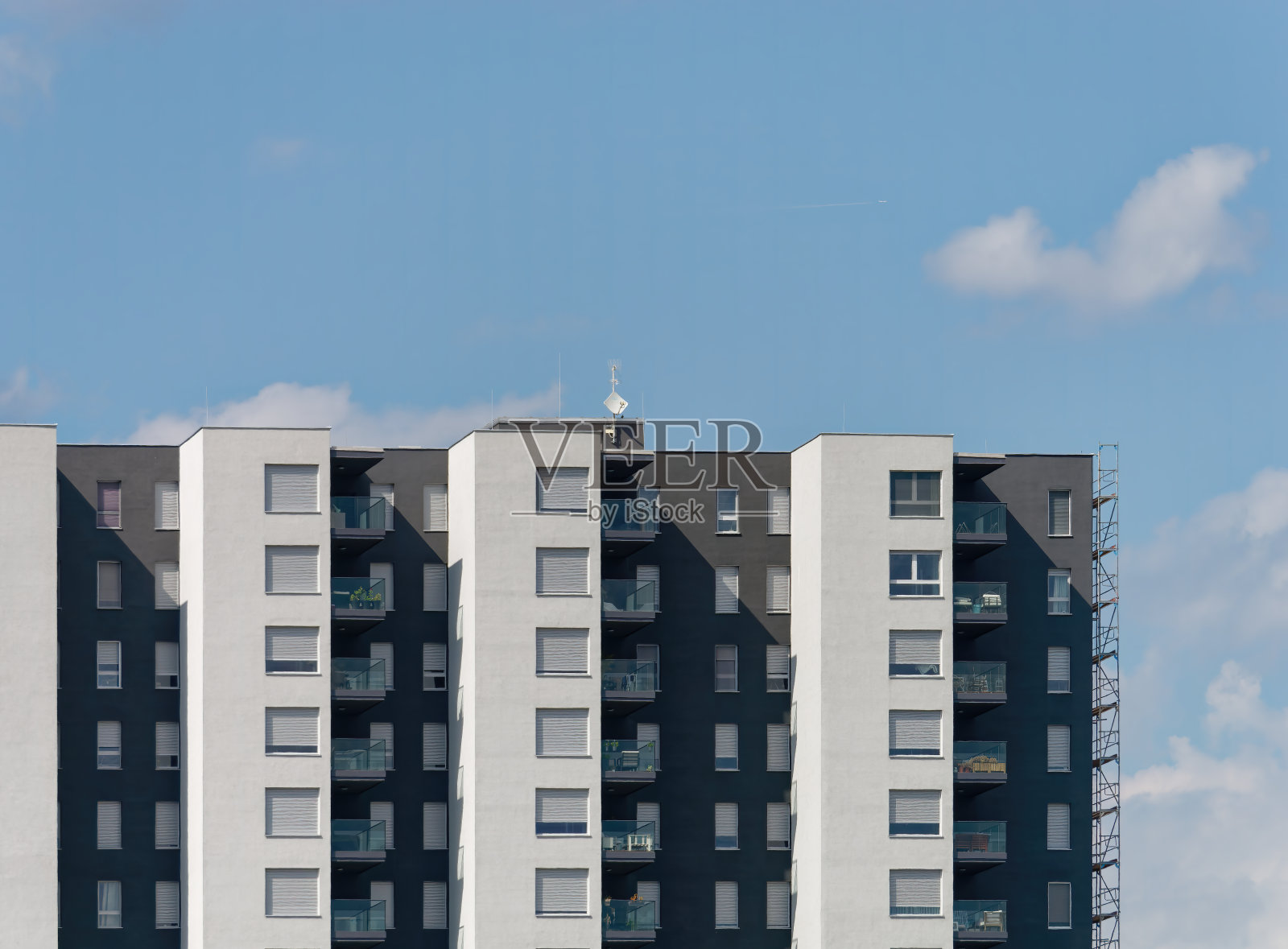 以天空为背景的现代住宅照片摄影图片