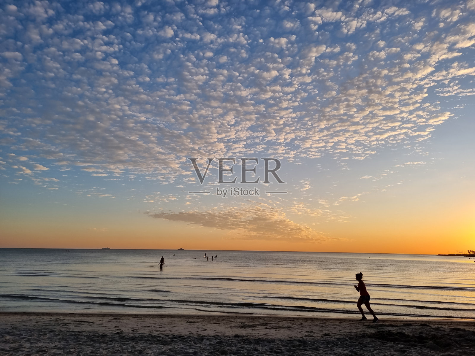 在日落时分在拉米雷斯海滩跑步照片摄影图片