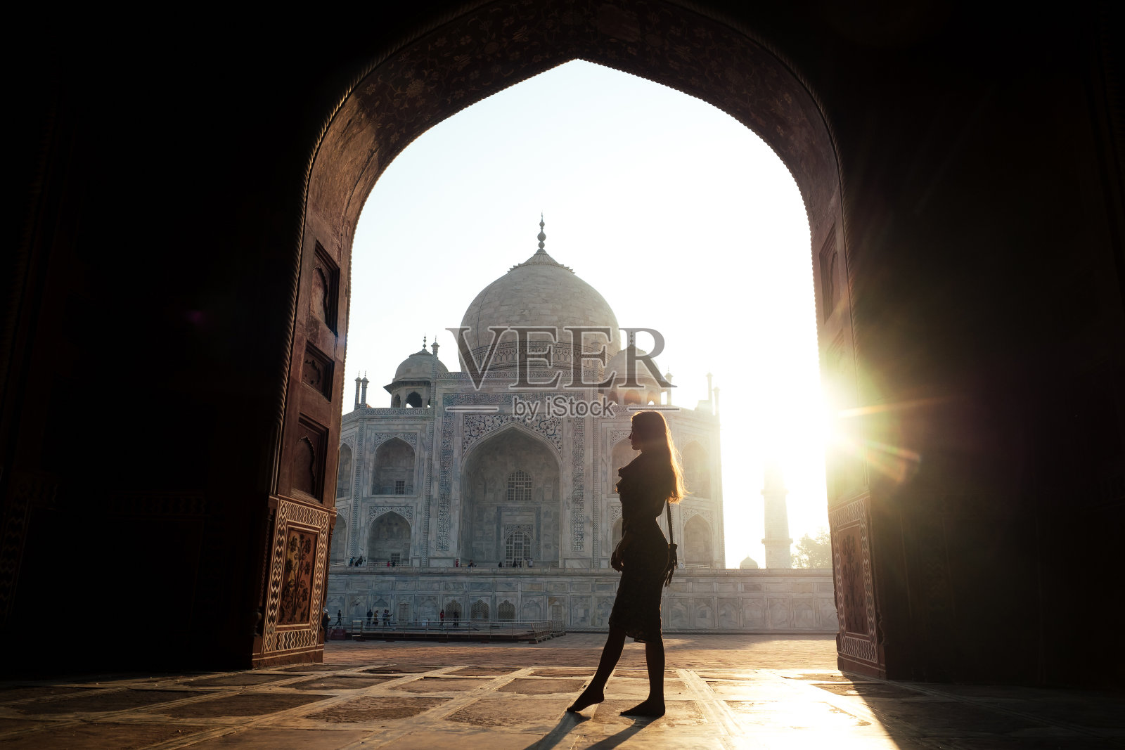 在印度阿格拉，年轻的女游客期待着泰姬陵。文化、旅游、宗教观念照片摄影图片