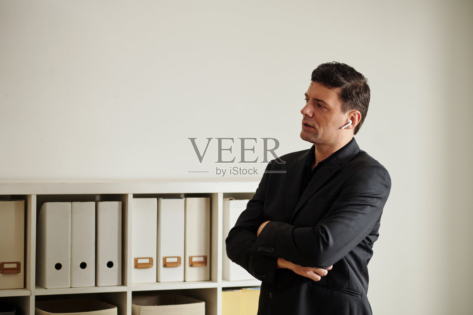 企业家与同事通电话照片摄影图片