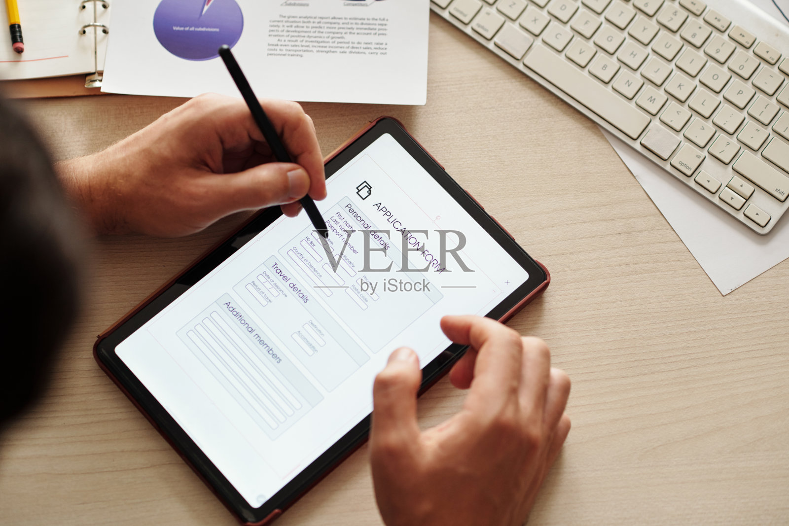 商人填写表格获取签证照片摄影图片