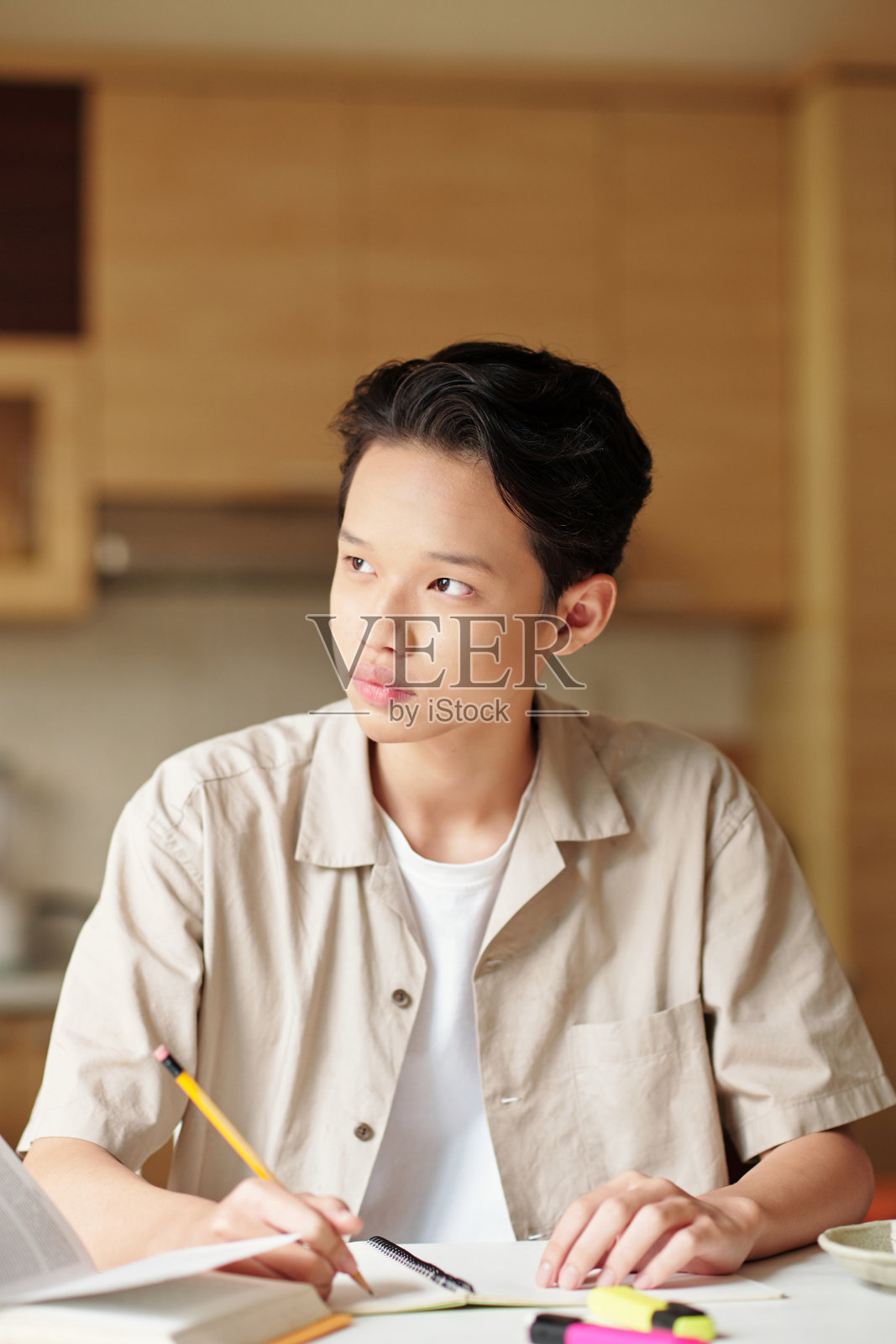 沉思的男孩在做作业照片摄影图片