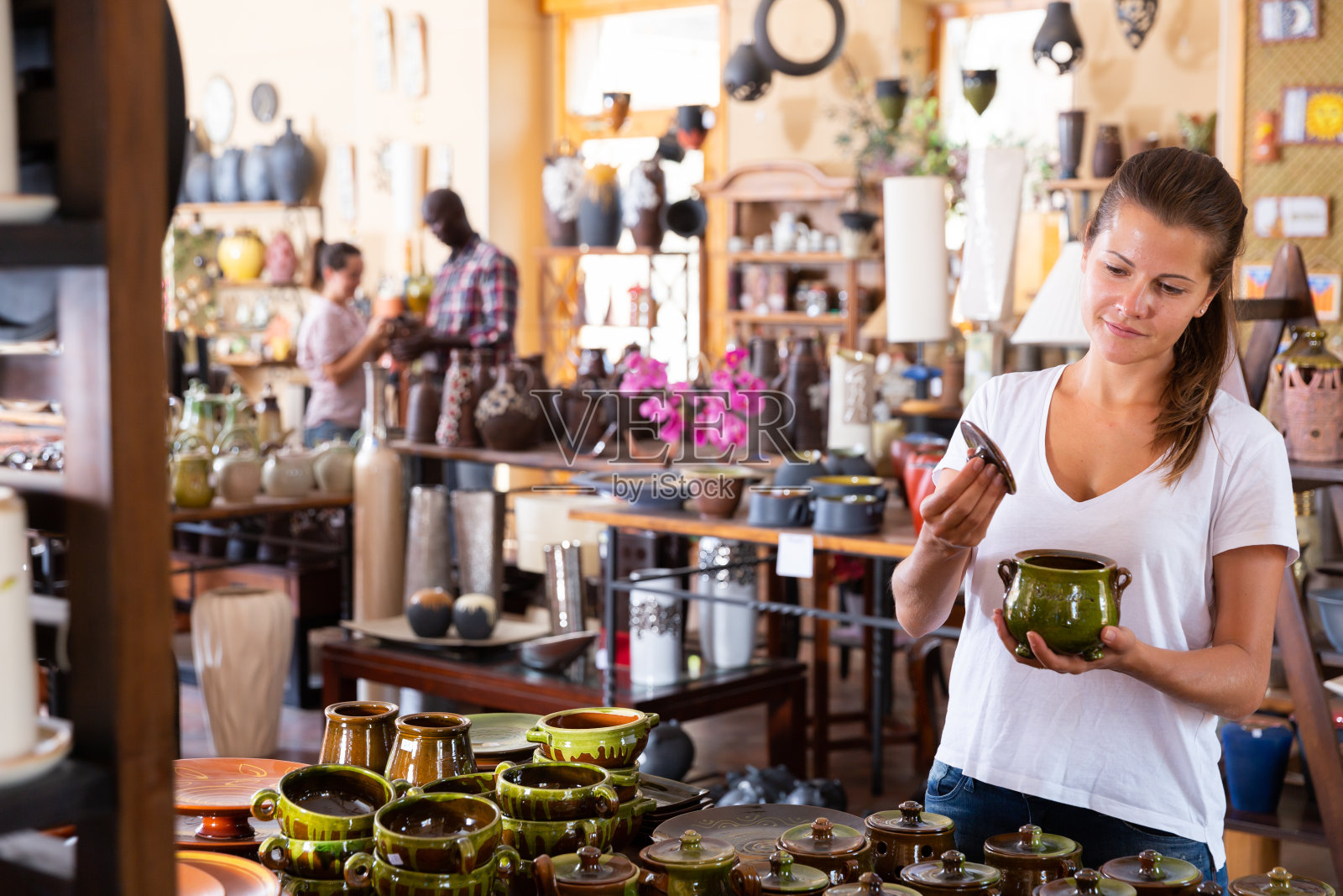 妇女选择陶瓷生产照片摄影图片
