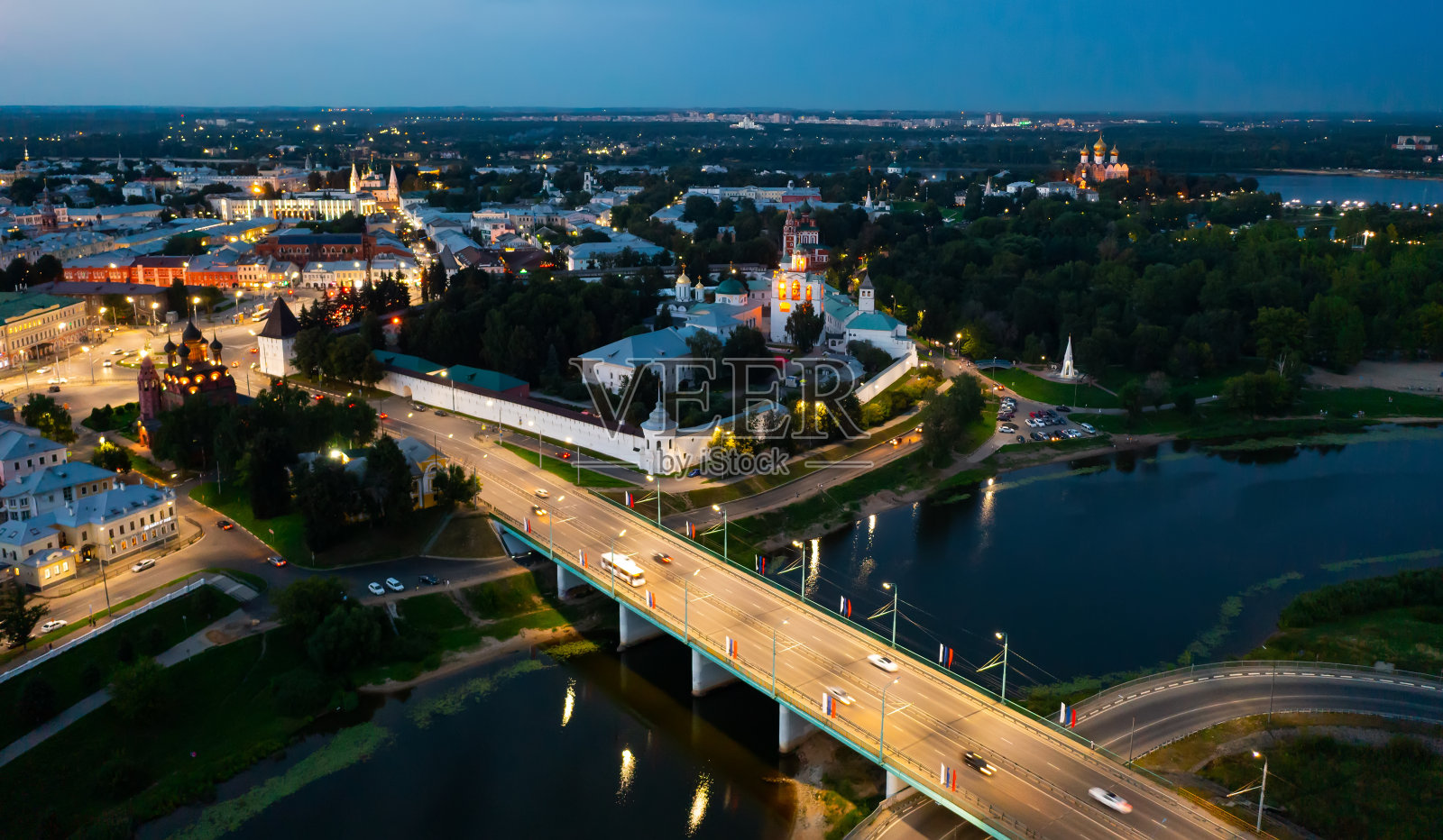 雅罗斯拉夫的修道院和教堂的城市景观照片摄影图片