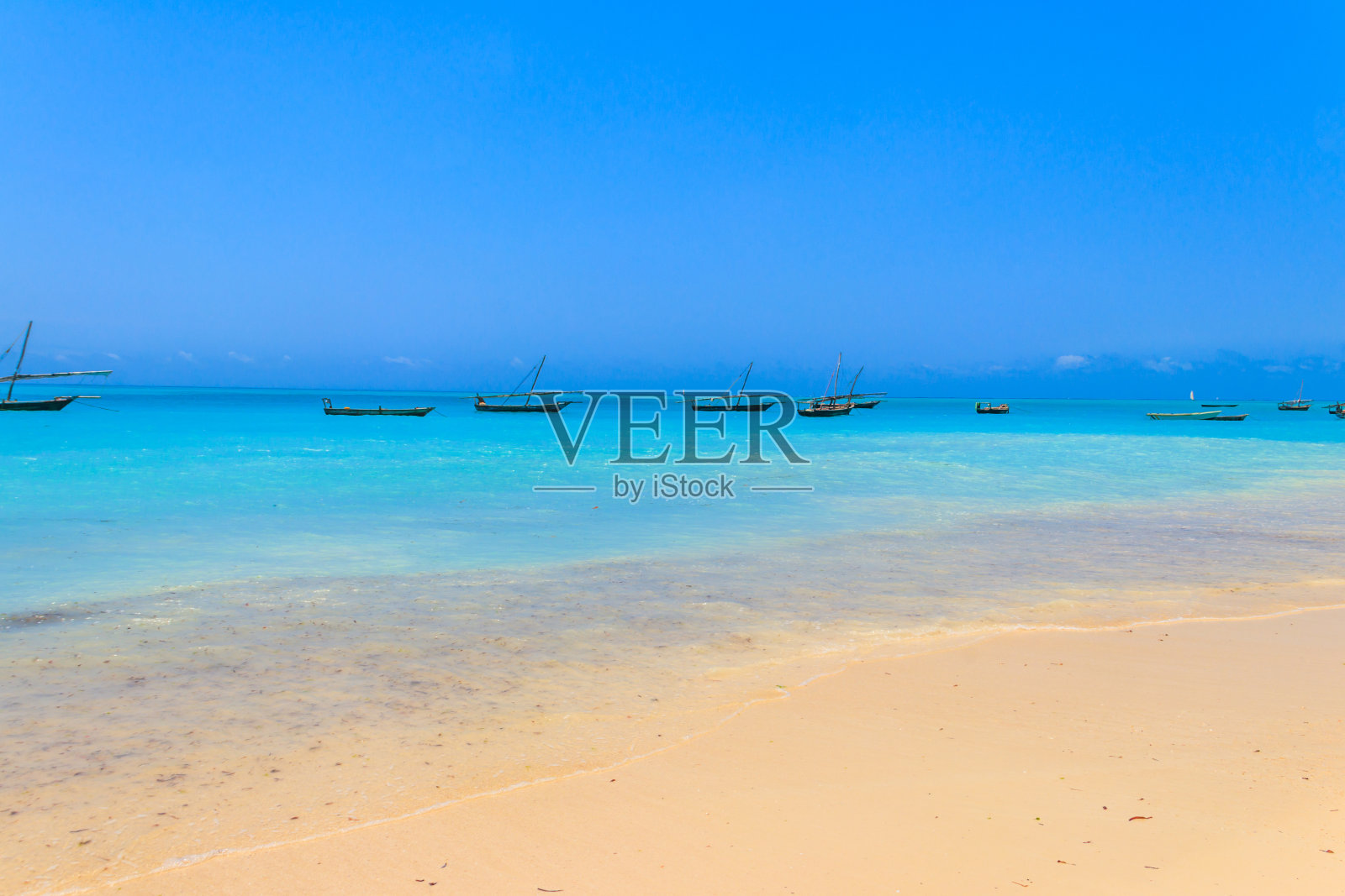 坦桑尼亚桑给巴尔的热带沙滩Nungwi海滩和传统的木制单桅帆船照片摄影图片