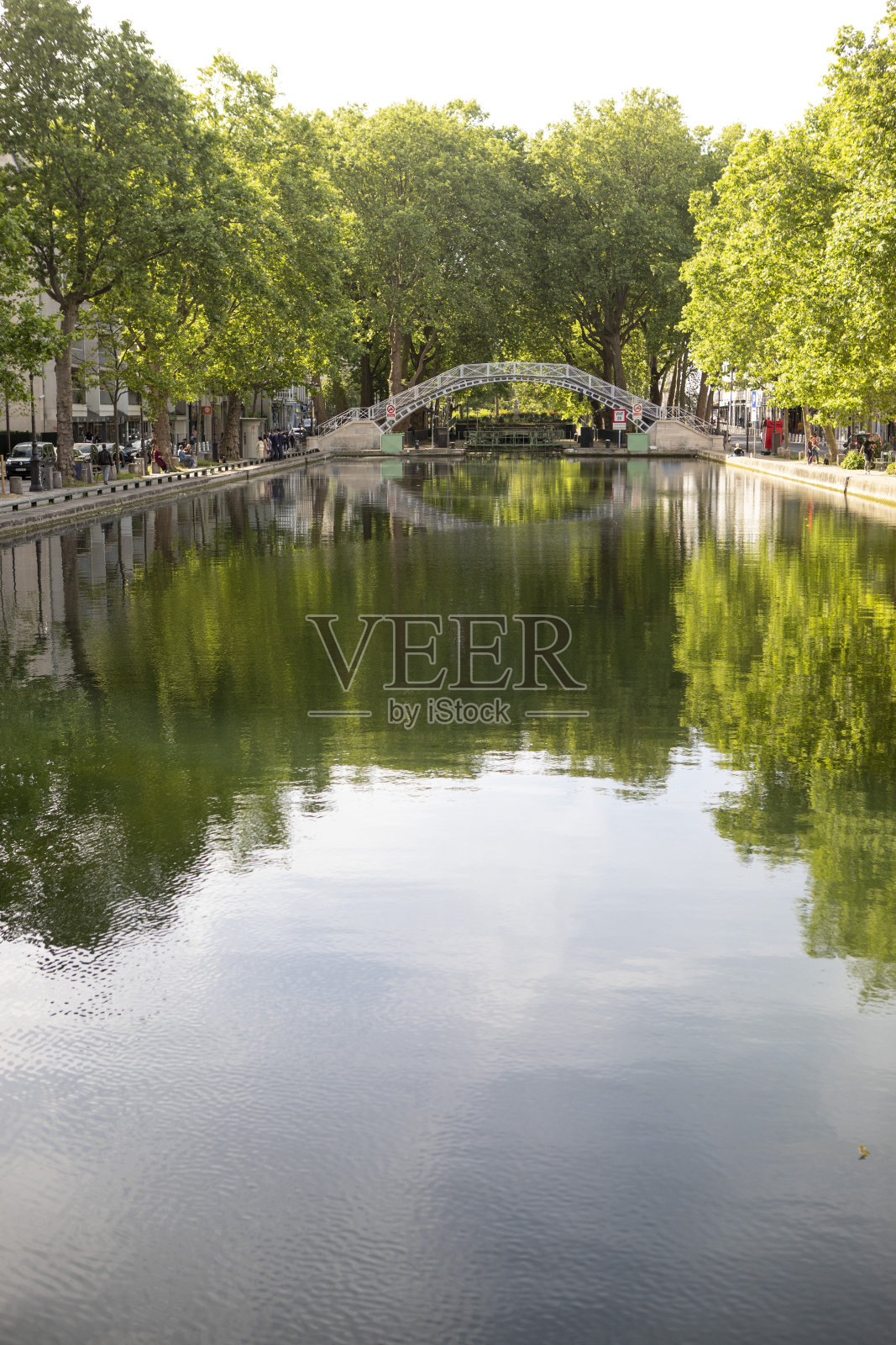 树木和圣马丁运河上的人行桥在水中倒影照片摄影图片