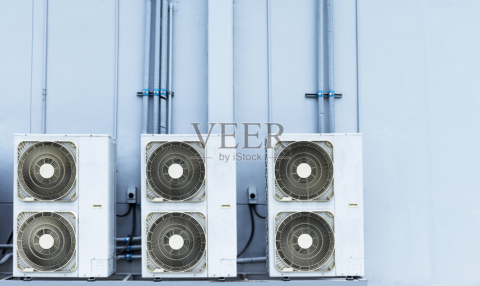 屋顶建筑上的空气压缩机照片摄影图片