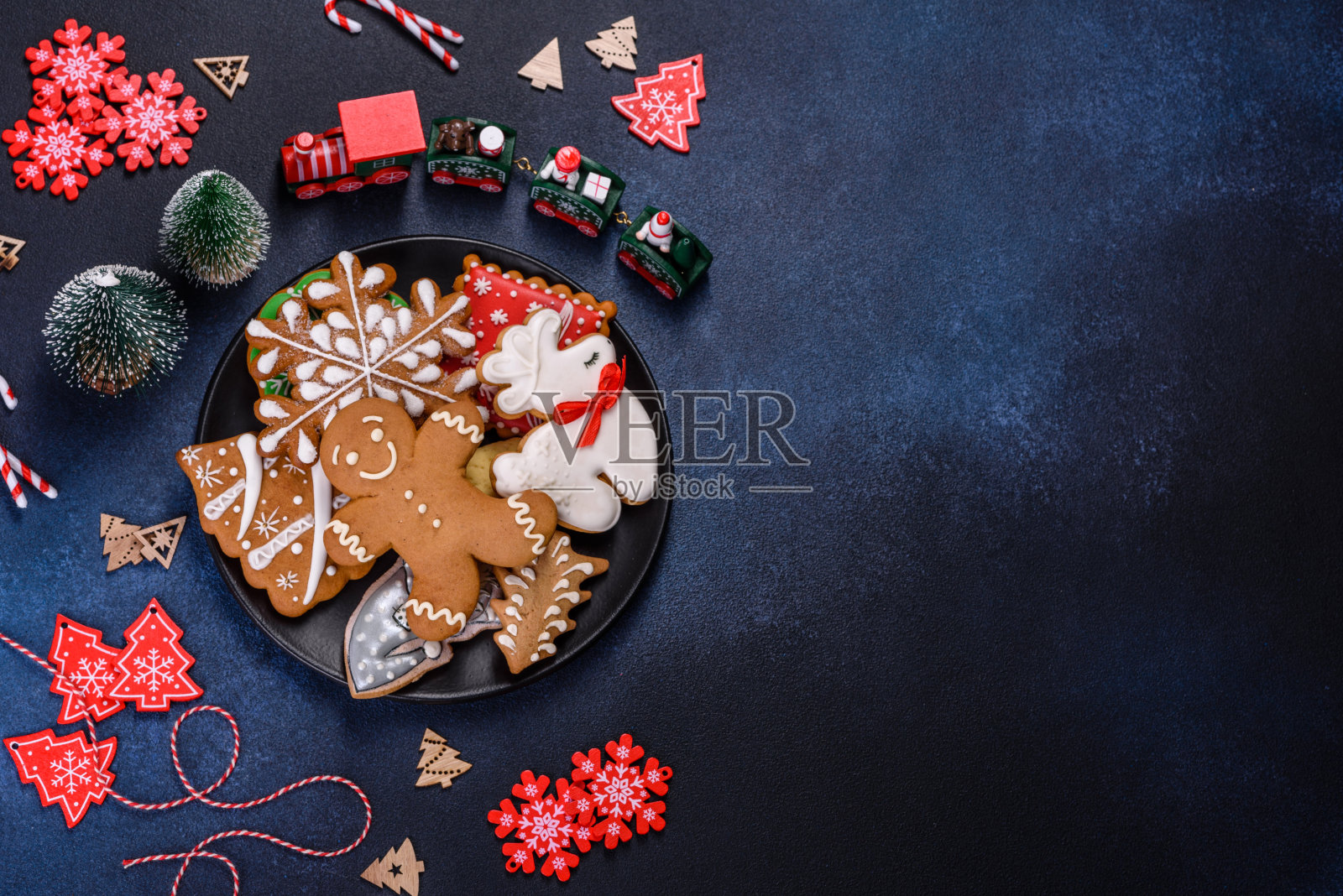 美味的姜饼，配上蜂蜜，姜和肉桂照片摄影图片