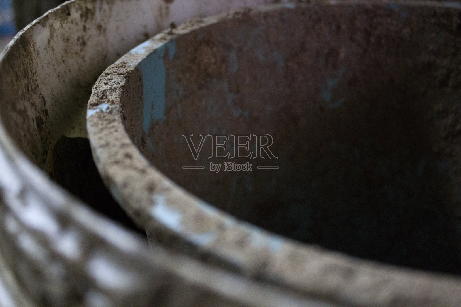 脏桶里的脏桶照片摄影图片