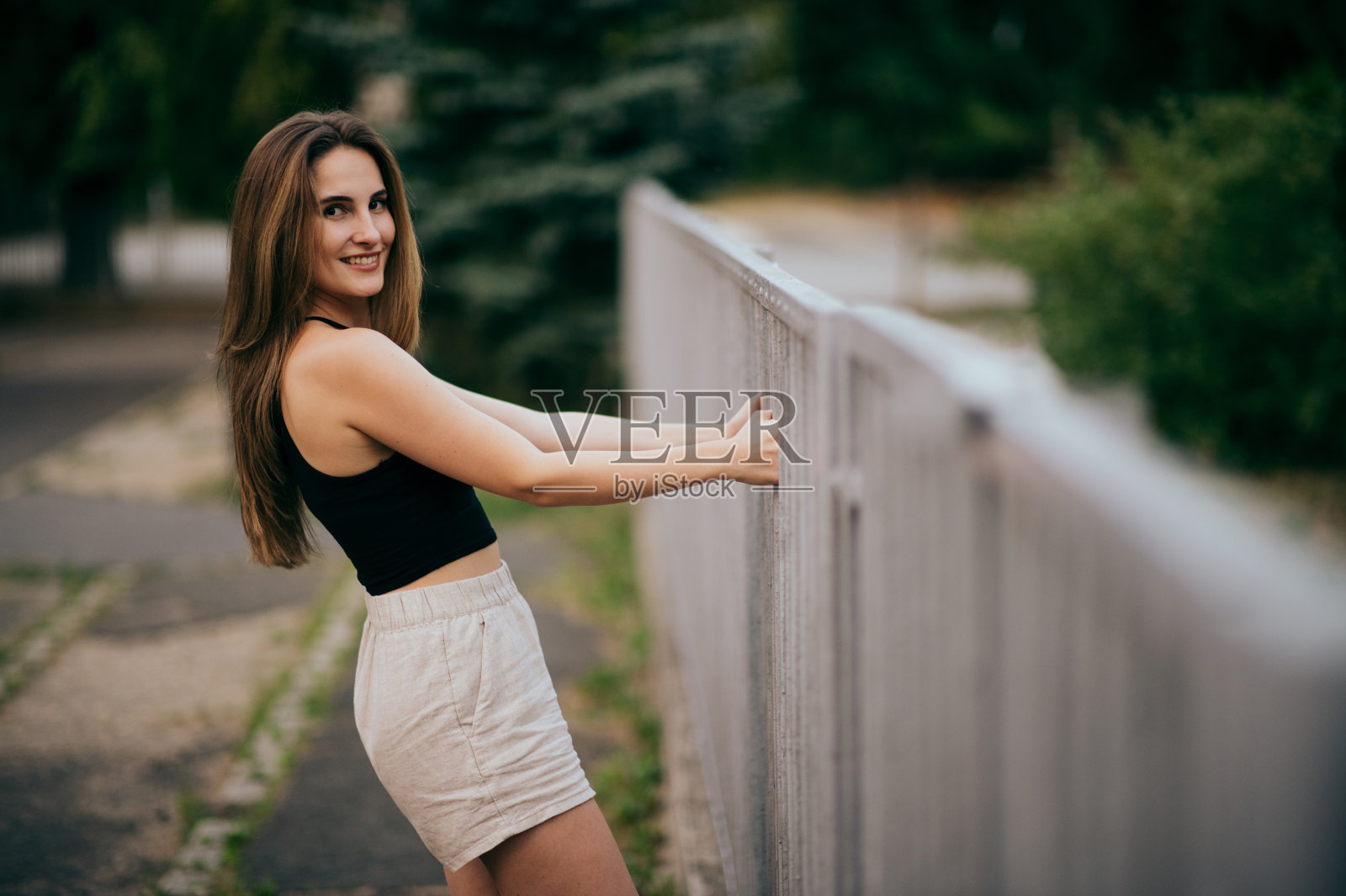 少女肖像在街上照片摄影图片