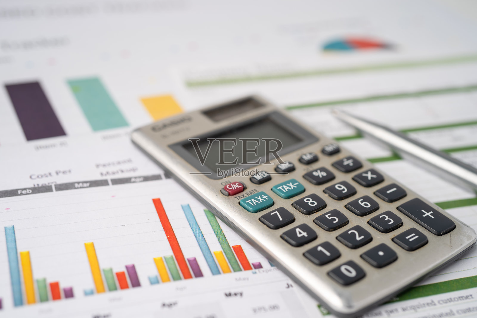 计算器图表和图表电子表格纸。金融发展、银行账户、统计、投资分析研究数据经济、证券交易、商业公司概念。照片摄影图片