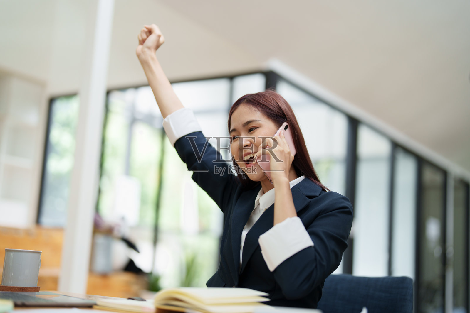商人用智能手机联系合作伙伴，成功理念照片摄影图片