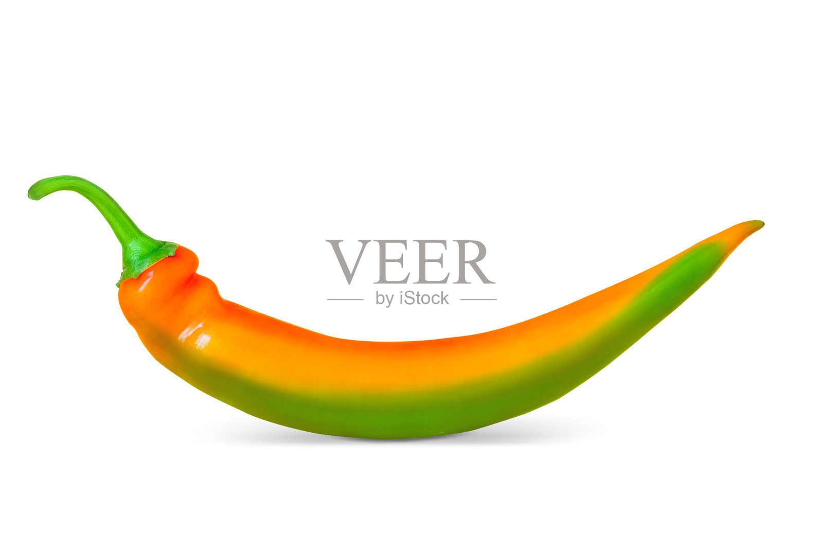 辛辣的多色辣椒切割与修剪路径上的白色背景与阴影。热辣调味和危险食品的概念照片摄影图片