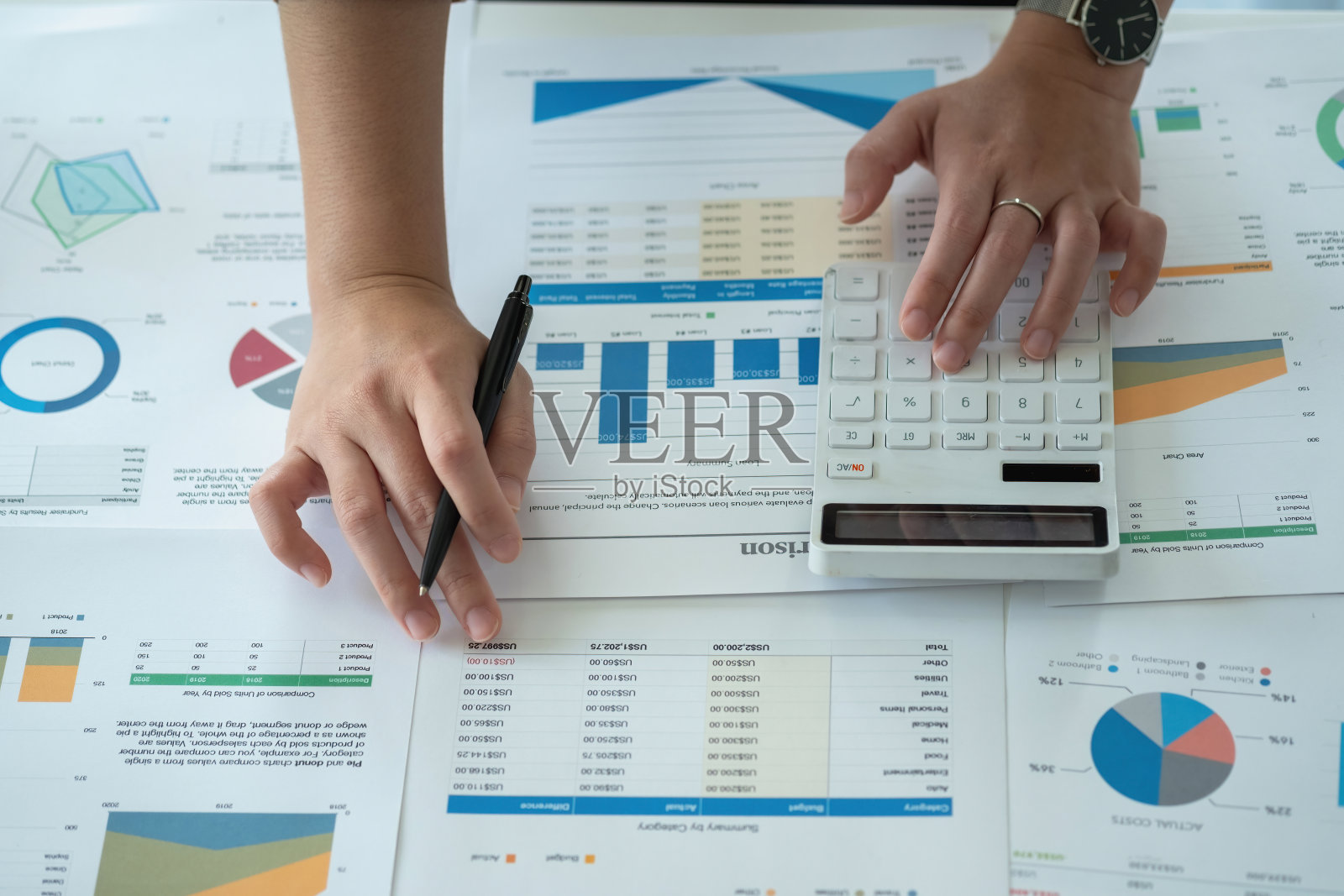 特写一名女会计使用计算器和笔记本电脑使用图形为客户计算余额的肖像。照片摄影图片