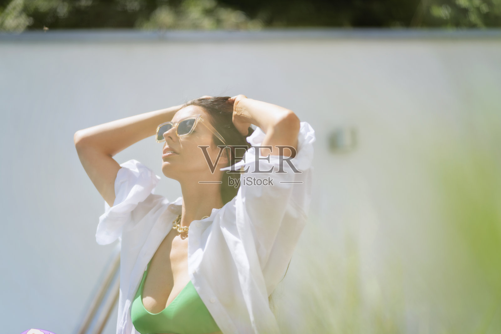 迷人的女人在炎热的夏天享受户外的阳光照片摄影图片