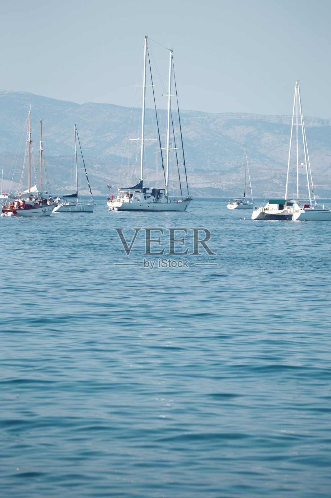 海湾里的游艇和影后的山脉照片摄影图片