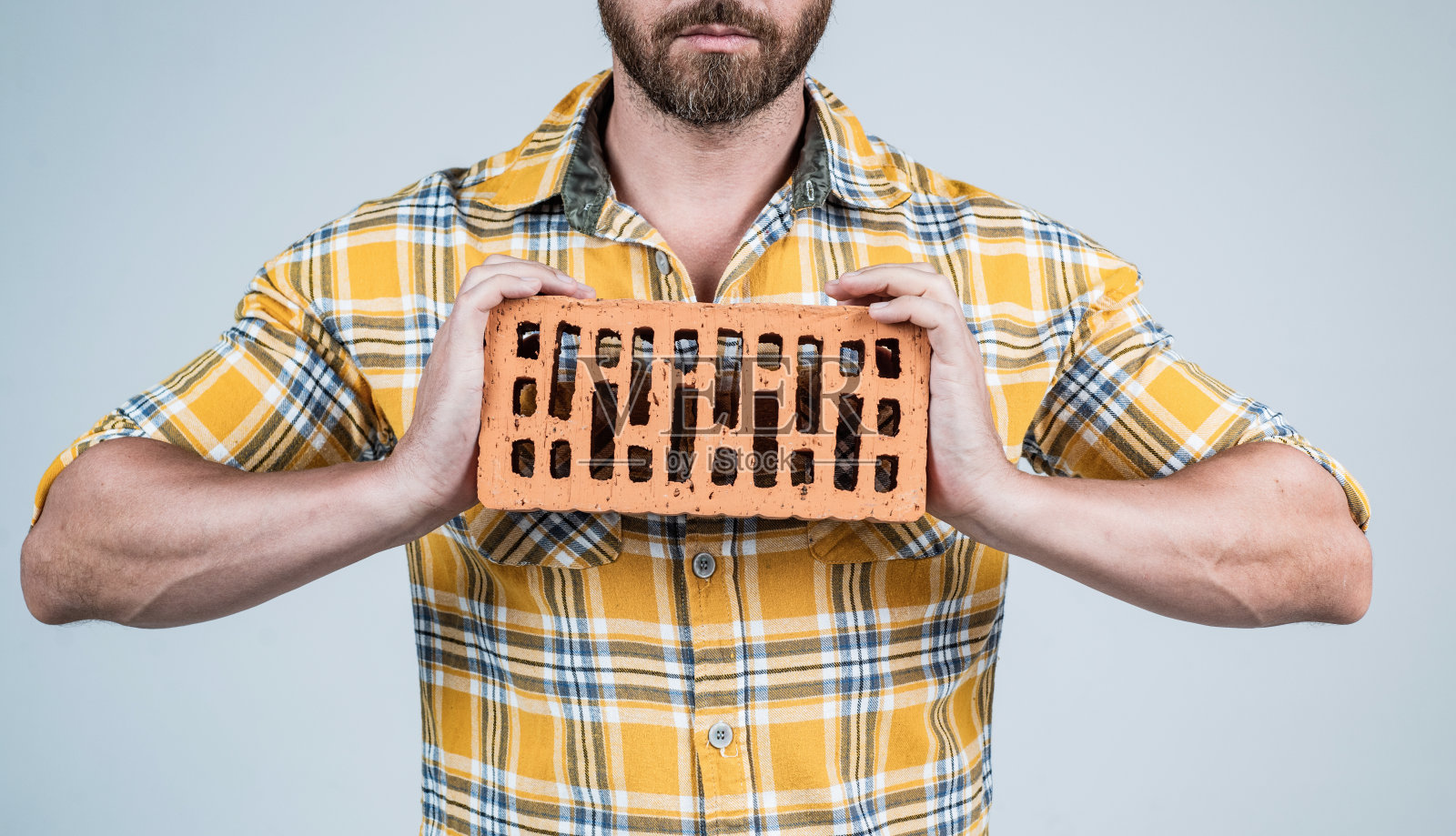 九分男人手工工人在格子衬衫与砖，砖匠照片摄影图片