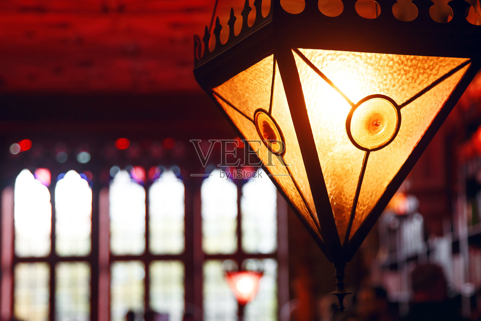 神奇的三角灯在古老的图书馆，昏暗的灯光，神秘的地方照片摄影图片