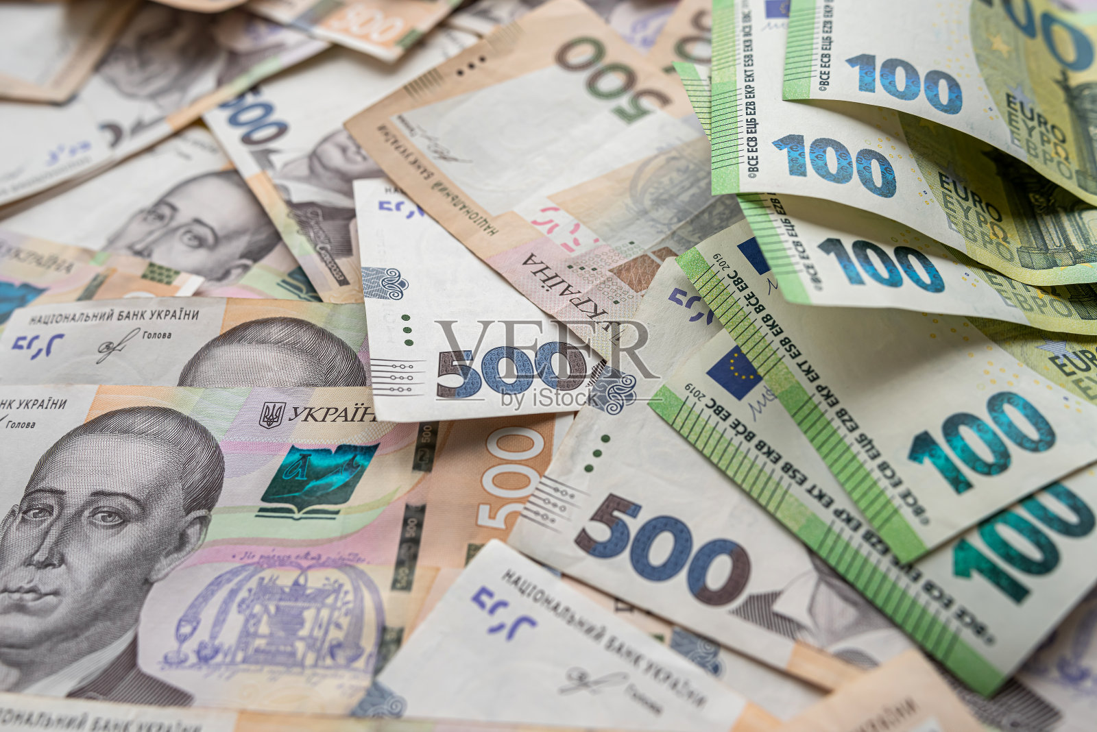 一套完整的格里夫纳和欧元钞票的俯视图特写。照片摄影图片