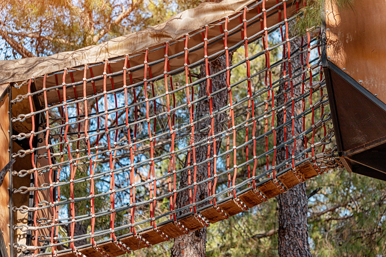 冒险绳索公园细节。儿童游乐场和活动概念照片摄影图片