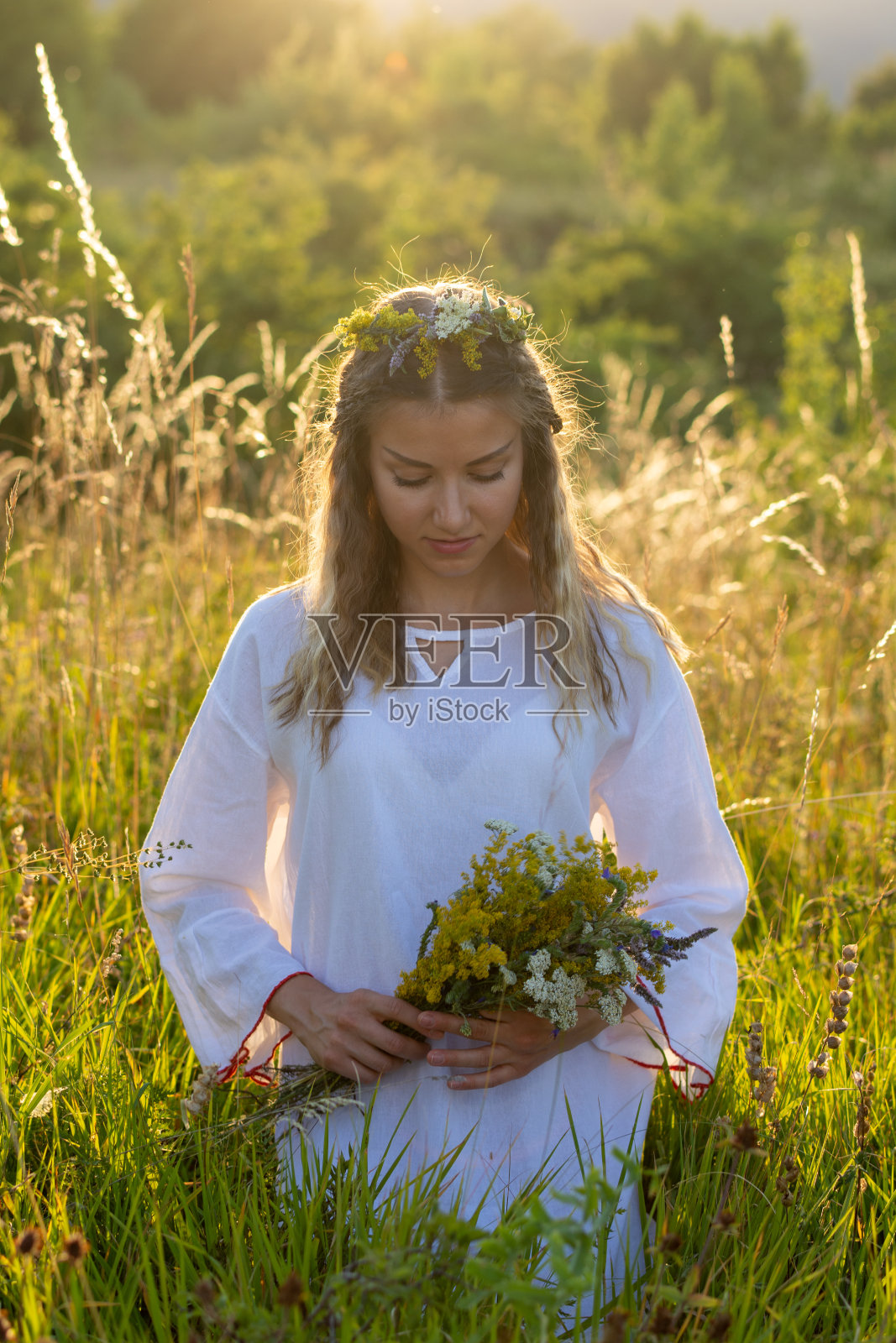 年轻女子在户外照片摄影图片