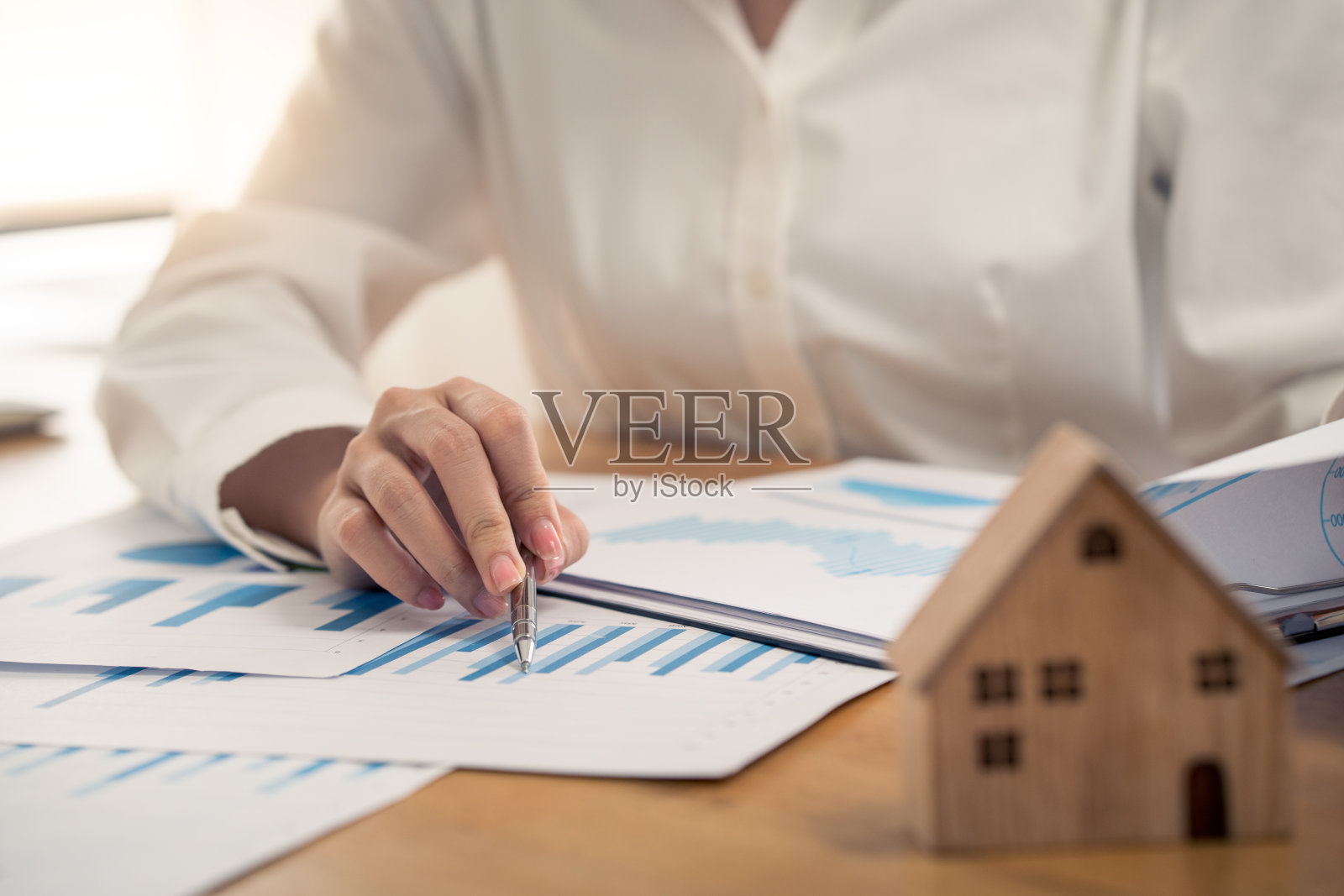 手商计算利息，税收和利润投资房地产和购房照片摄影图片