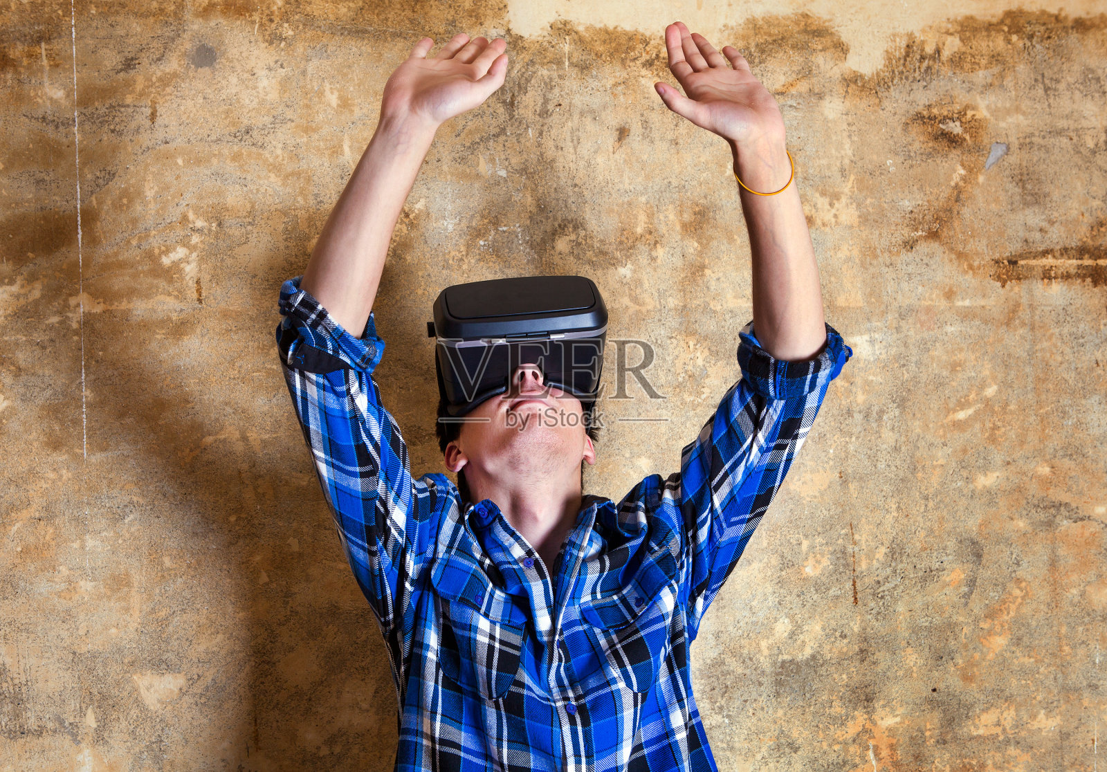 年轻人在VR眼镜照片摄影图片