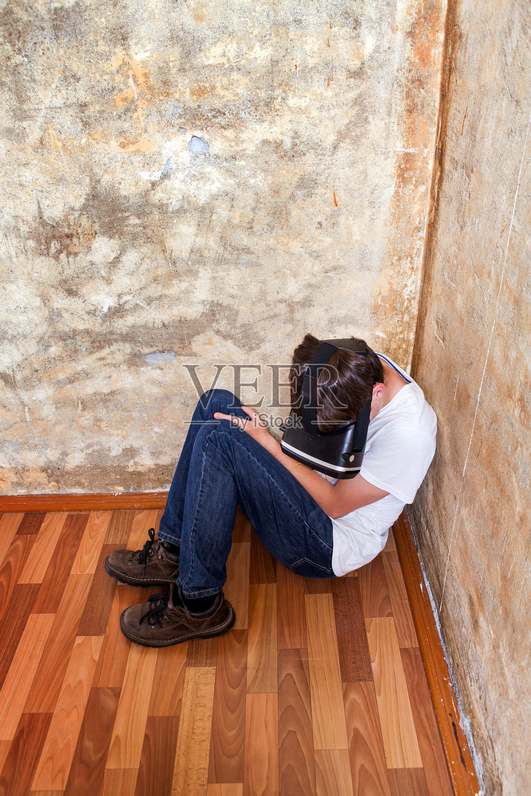 年轻人在VR眼镜照片摄影图片