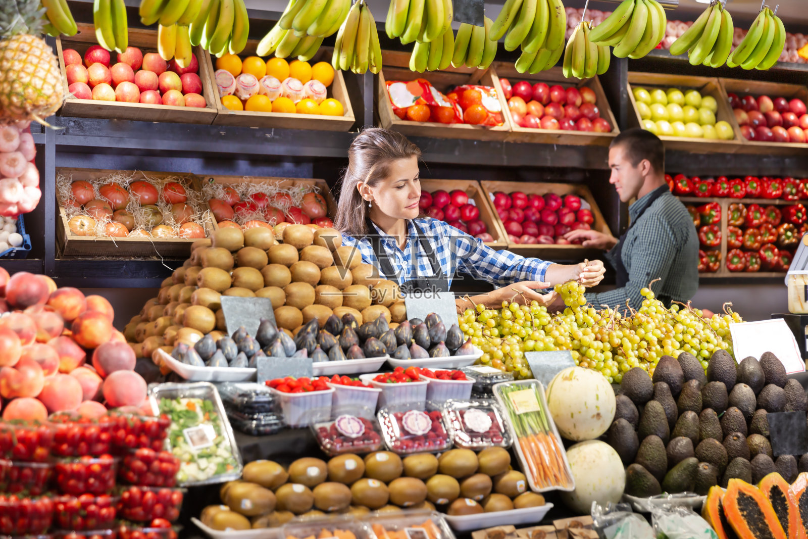 在果蔬店工作的店员照片摄影图片