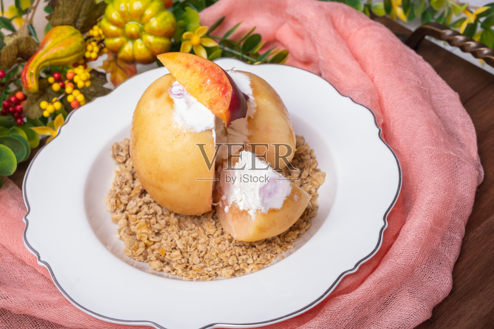 美味甜甜点桃子希腊酸奶照片摄影图片