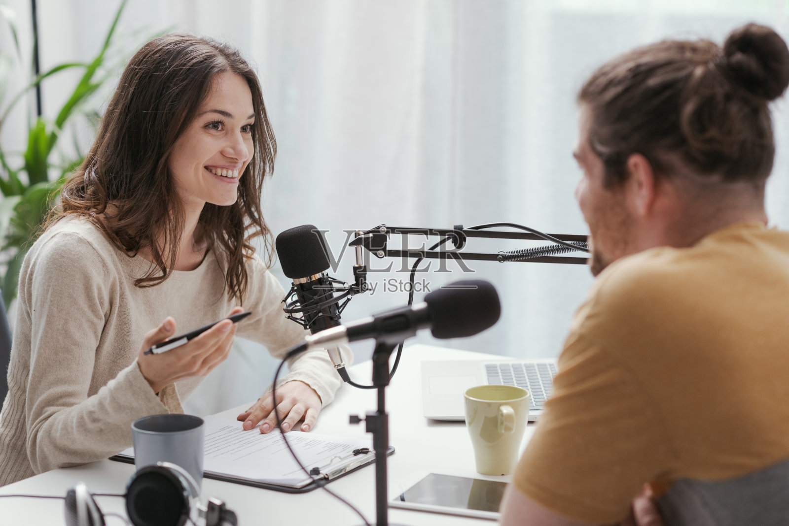年轻的演讲者在进行播客采访照片摄影图片