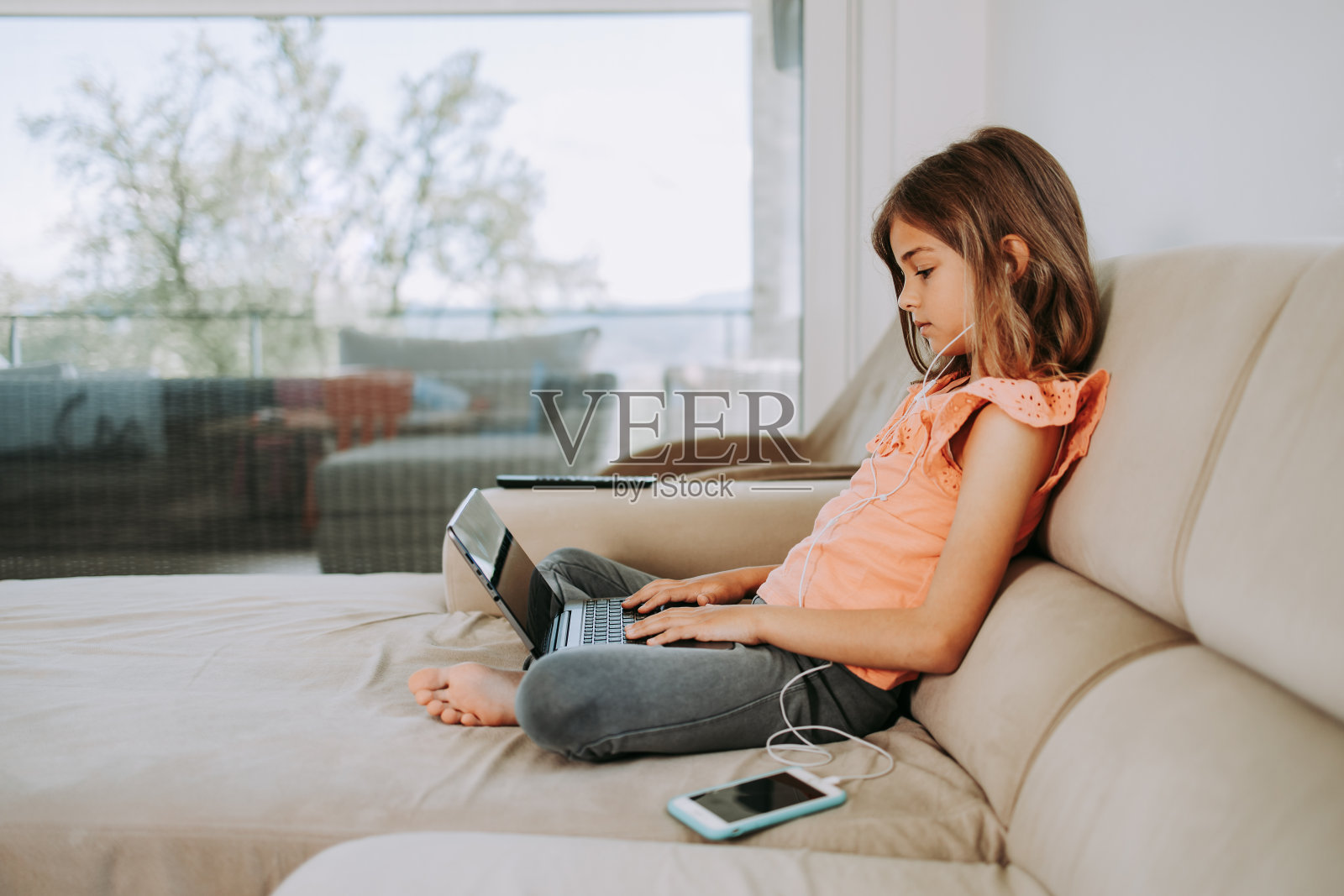 漂亮的女孩在家里用笔记本电脑享受自由时间照片摄影图片