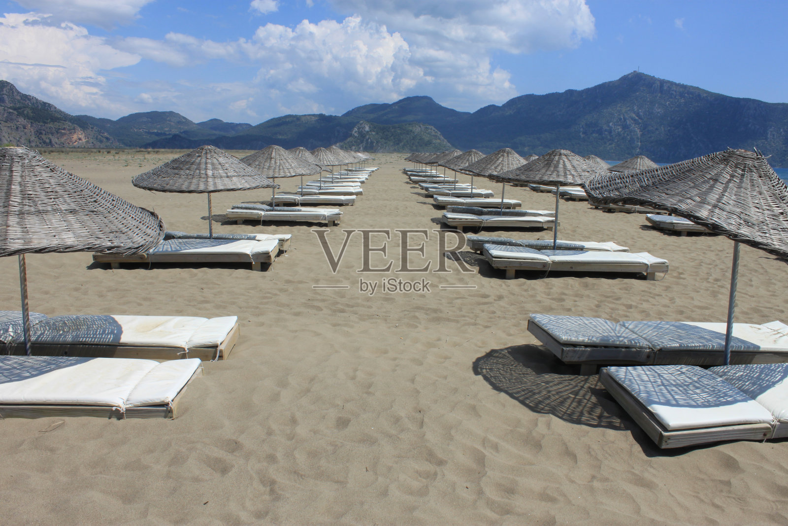 海滩上的空躺椅照片摄影图片