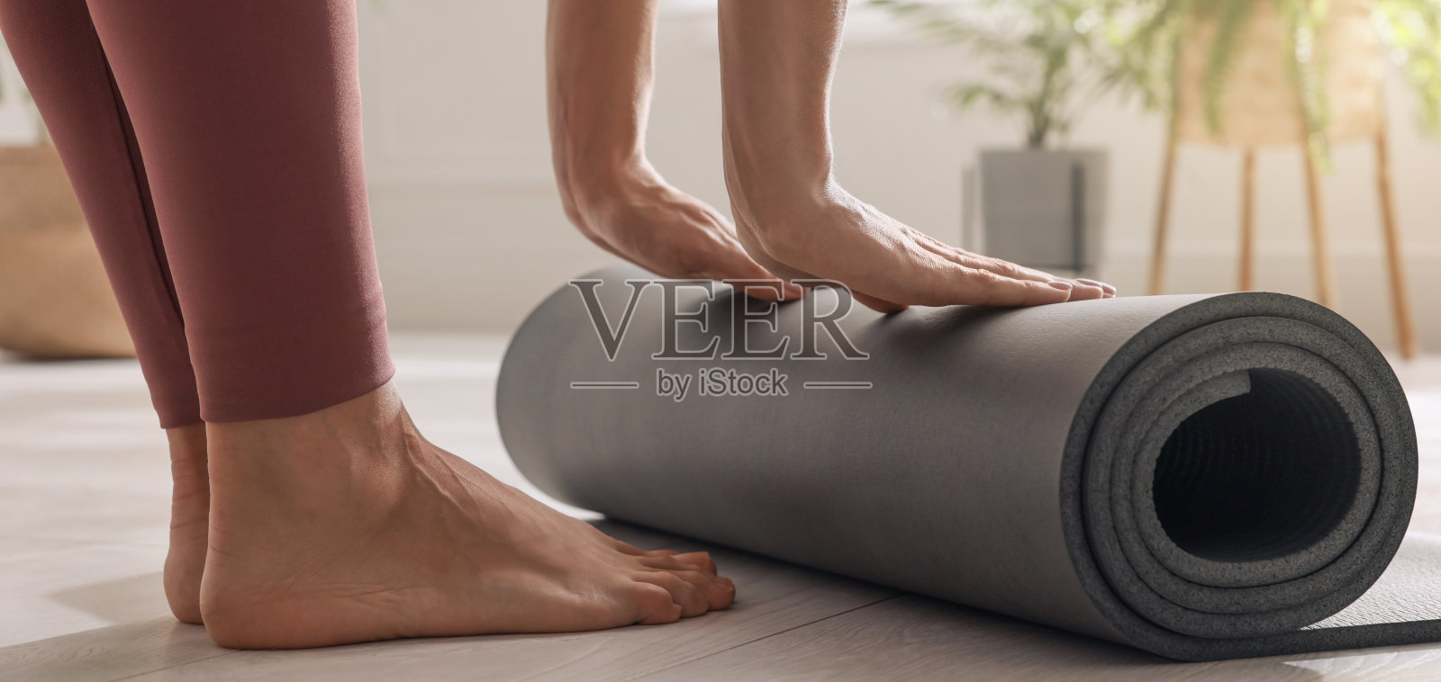 女人在家里展开瑜伽垫，特写。水平横幅设计照片摄影图片