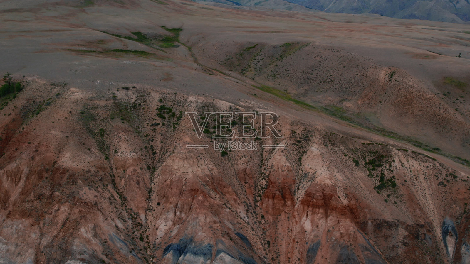 阿尔泰红色山脉的克孜尔钦山谷照片摄影图片