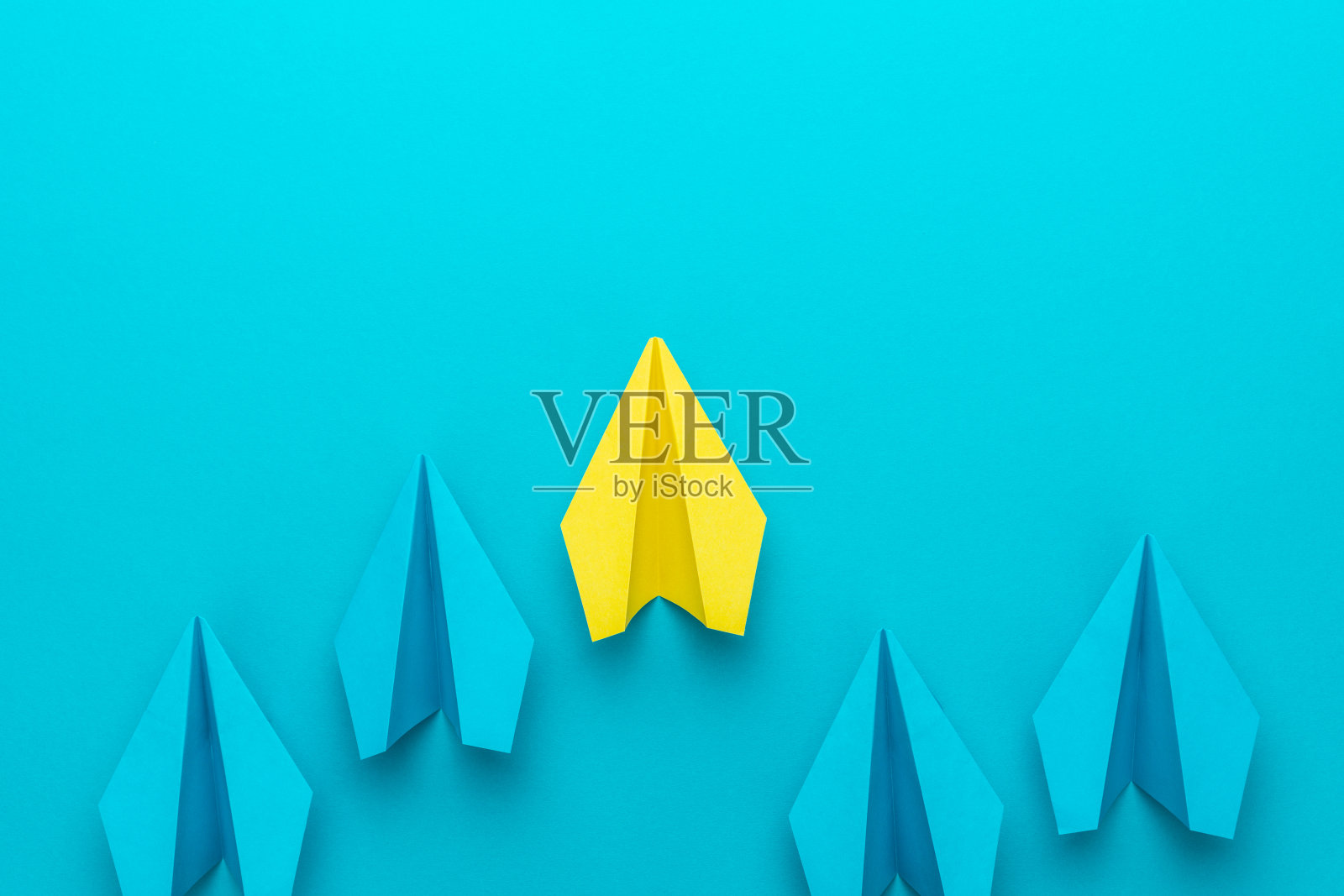 蓝绿色背景的纸飞机和复印空间的领导理念照片摄影图片