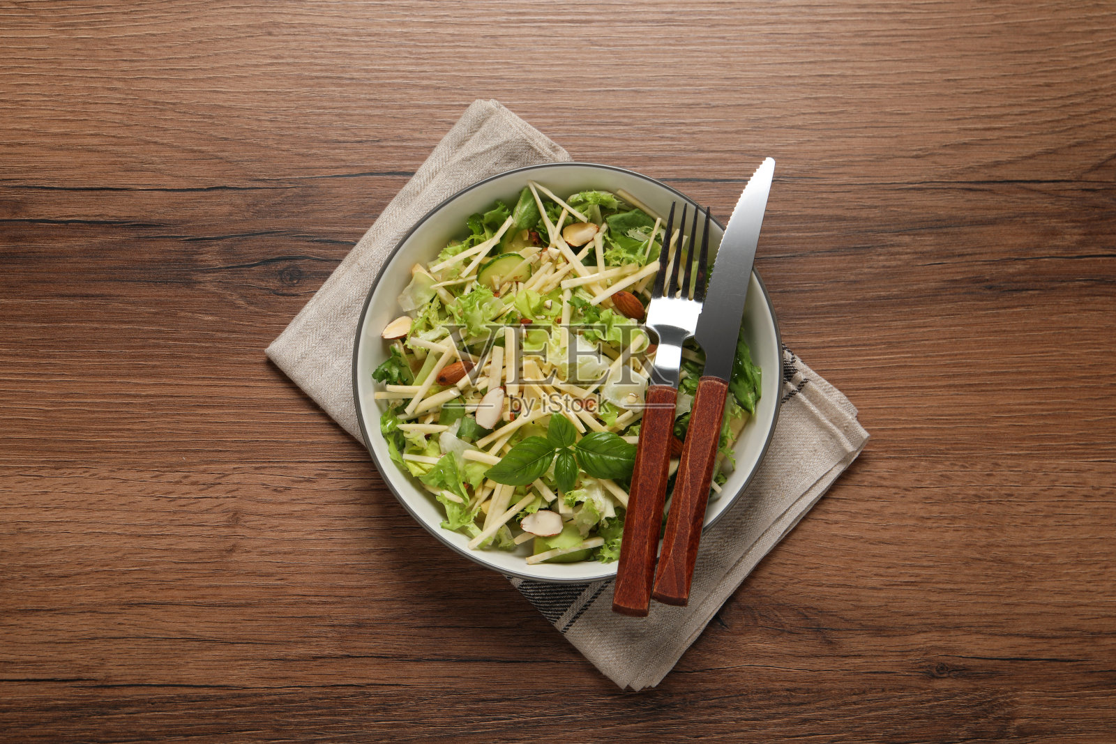 木桌上摆着美味的萝卜沙拉，俯视图照片摄影图片