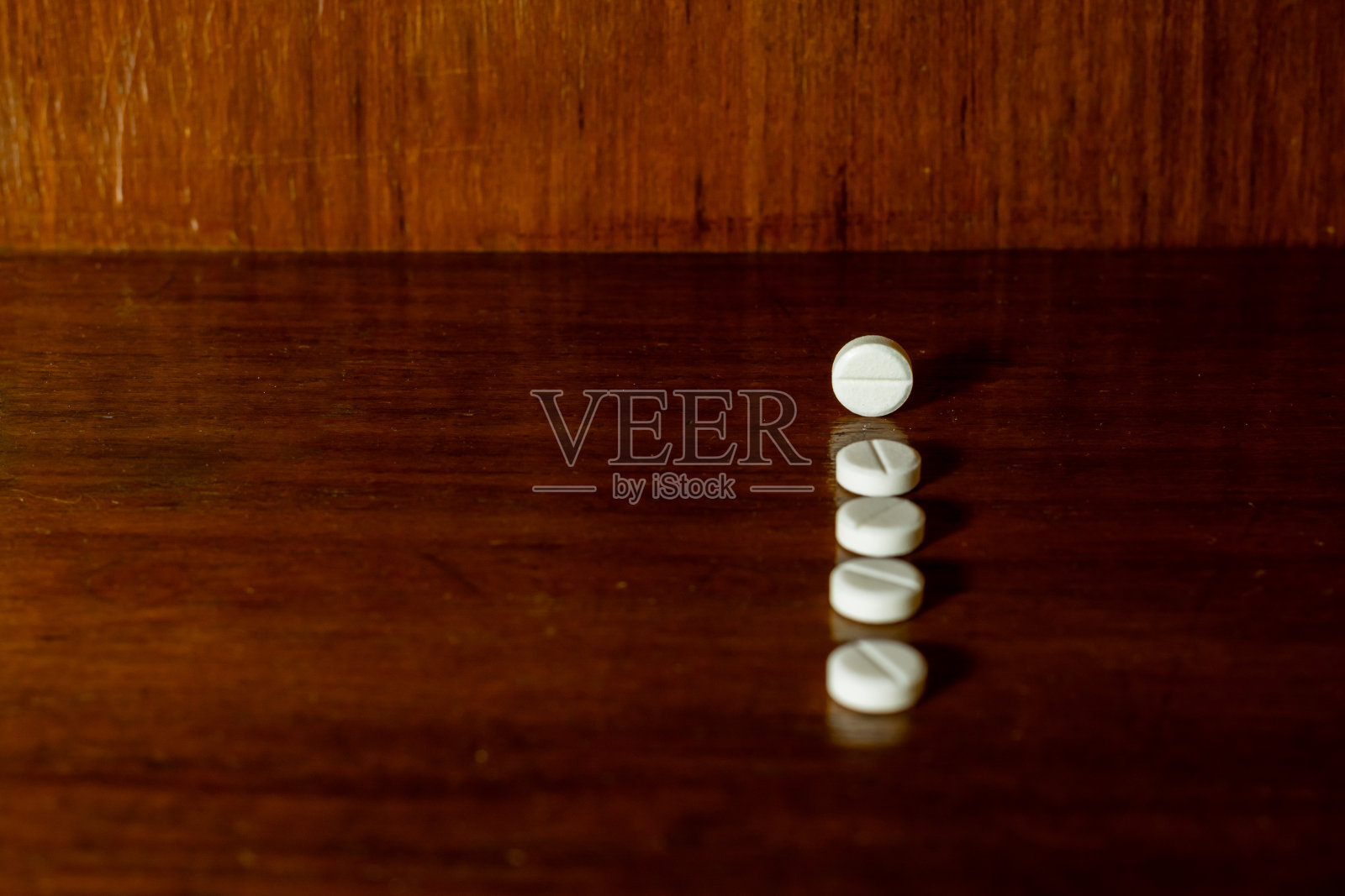 只是一堆白色的药片，药物，药片堆在棕色的背景上。照片摄影图片