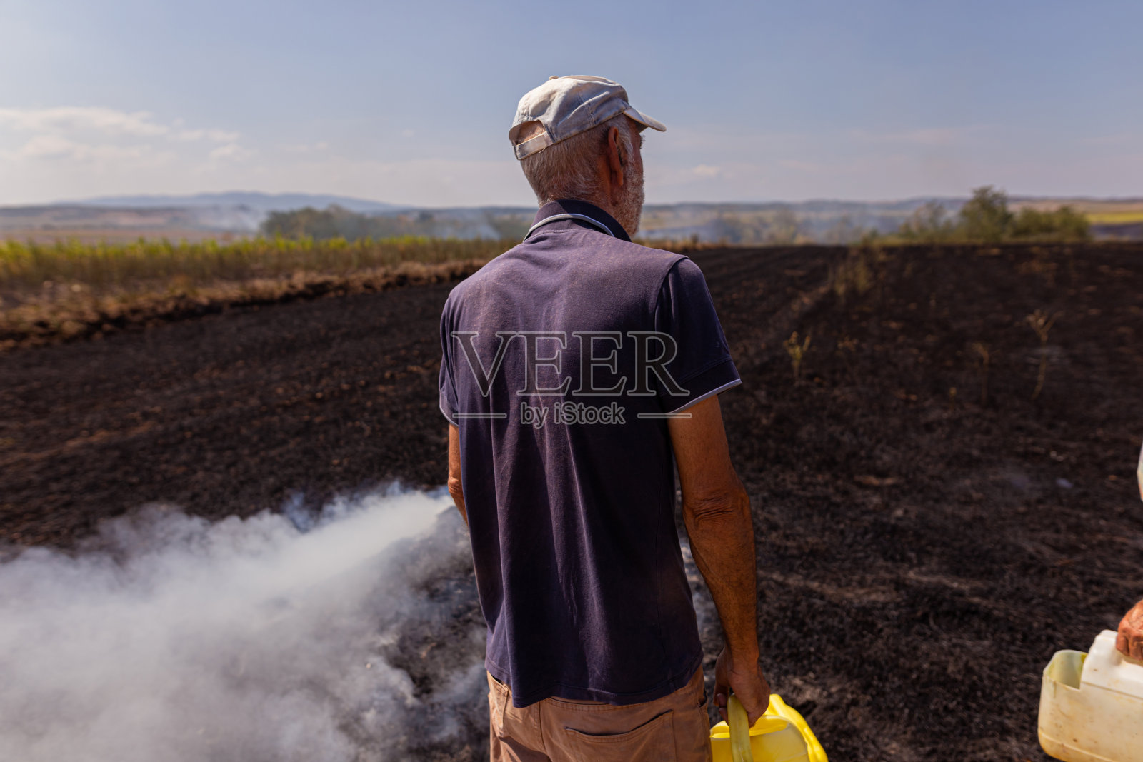 收获后烧毁的农田照片摄影图片